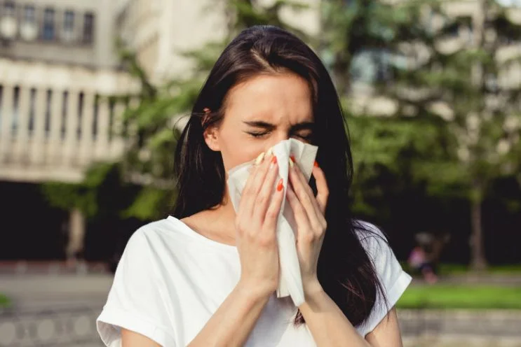 young-women-sneezing